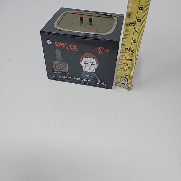 Smols Horror Classics Series 2 Figure & Crate Stand - Bloody Michael Myers - Picture 8 of 8